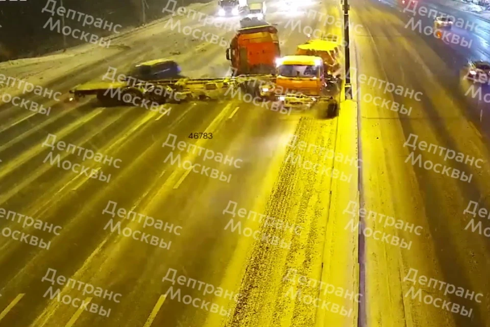 Момент столкновения четырех автомобилей на внутренней стороне 71-го километра МКАД в Москве