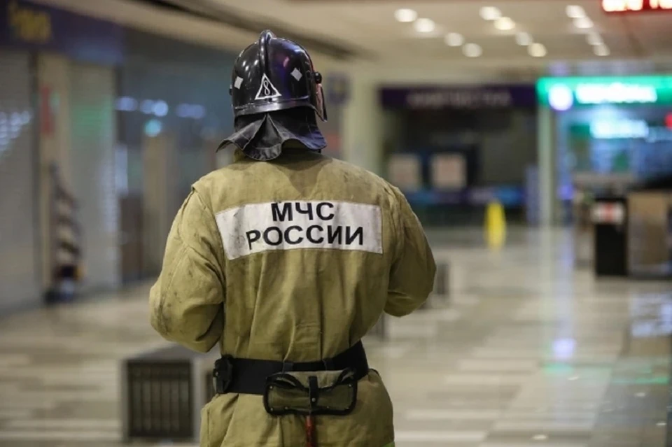 Огонь охватил здание в переулке Речной в 23:41.