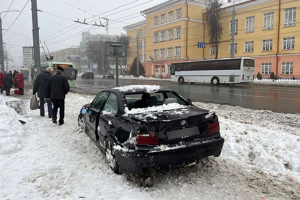 Водитель BMW на тротуаре сбил трех пешеходов. Фото: телеграм-канал «Сожский форпост»