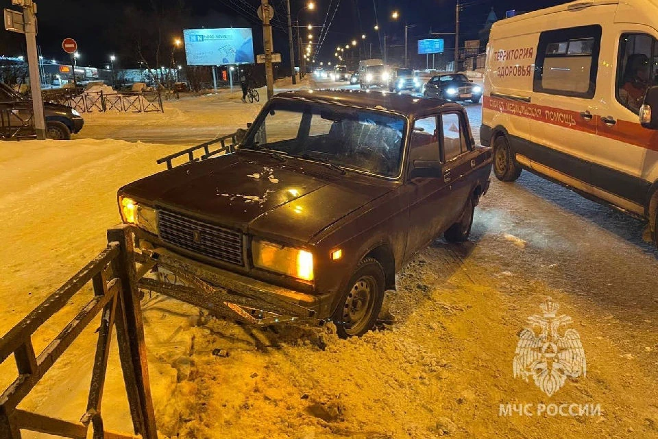 Спасатели занимались обеспечением безопасности на месте ДТП, отключением АКБ, сбором информации. Фото: vk.com/mchs_murmansk
