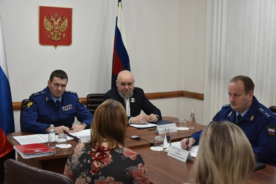 На личный прием обратились 27 человек.
