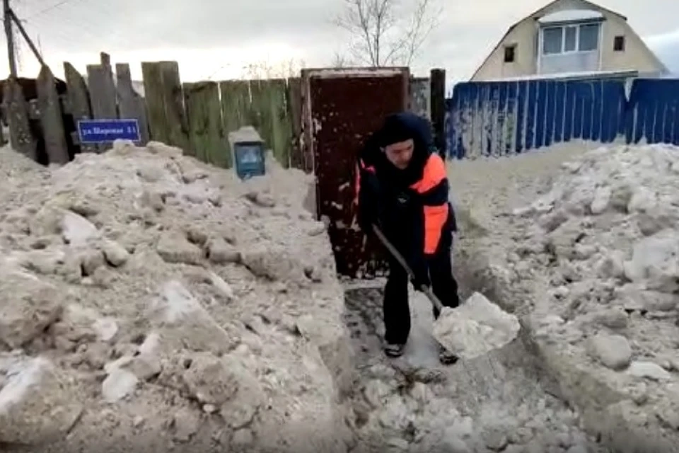 Женщина оказалась заблокирована глыбами льда на своем участке в Магадане