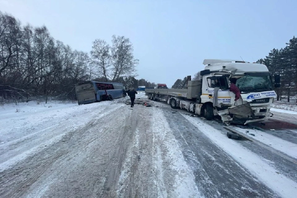 Врачи рассказали о состоянии пятерых детей, попавших в больницу после столкновения автобуса с грузовиком под Новосибирском. Фото: ГИБДД по НСО.