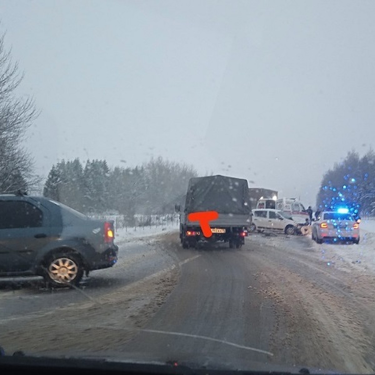 На трассе в Даниловском районе из-за аварии образовалась пробка - KP.RU