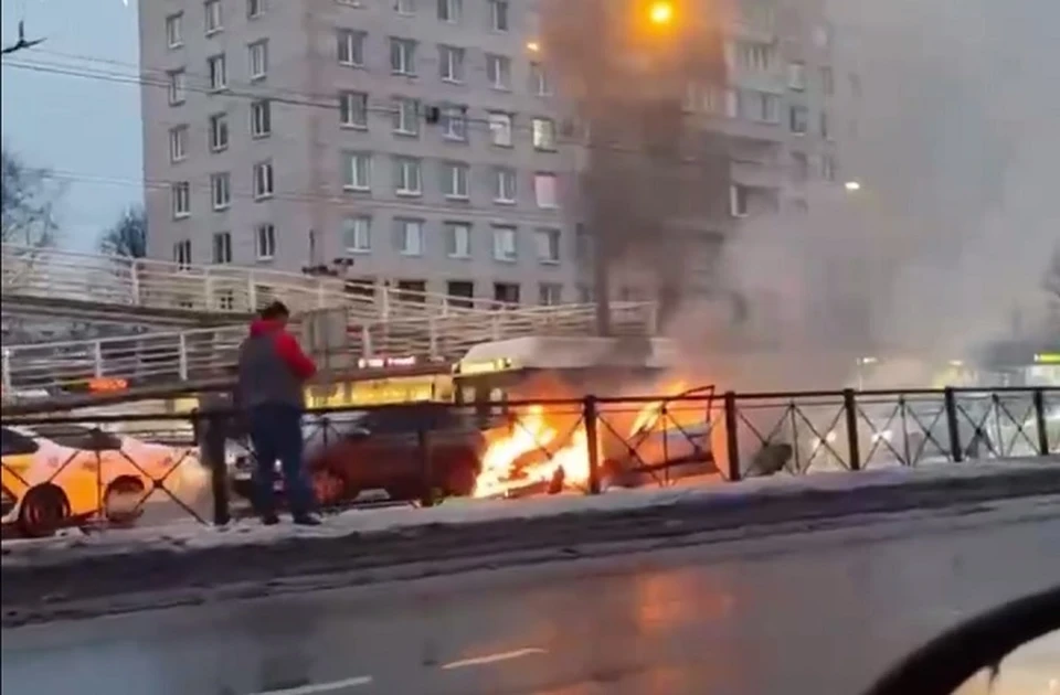 Горящую машину сняли на видео очевидцы. Фото: Скриншот