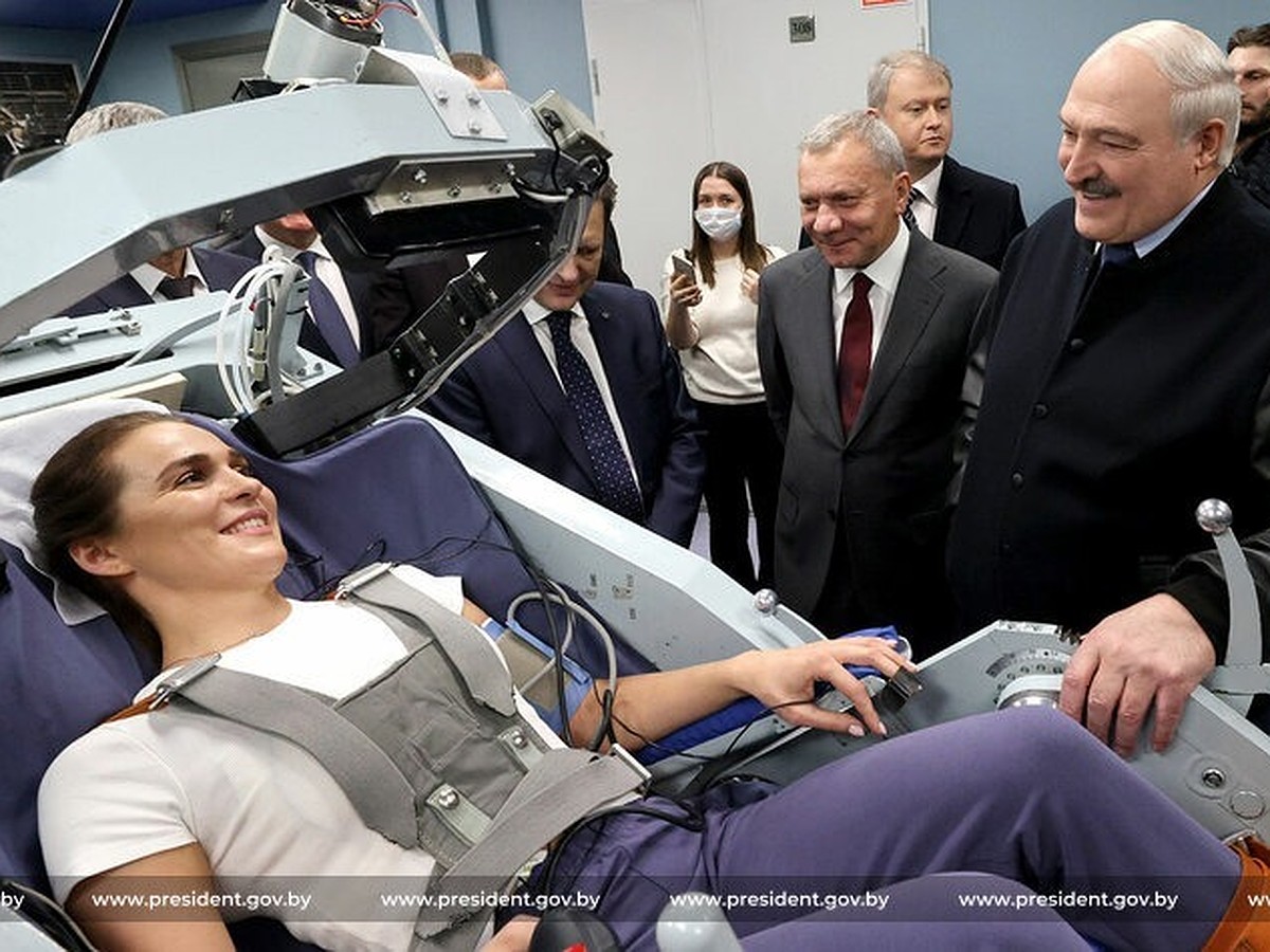 Показали, о чем стюардесса говорила с Лукашенко после тренировки в центрифуге