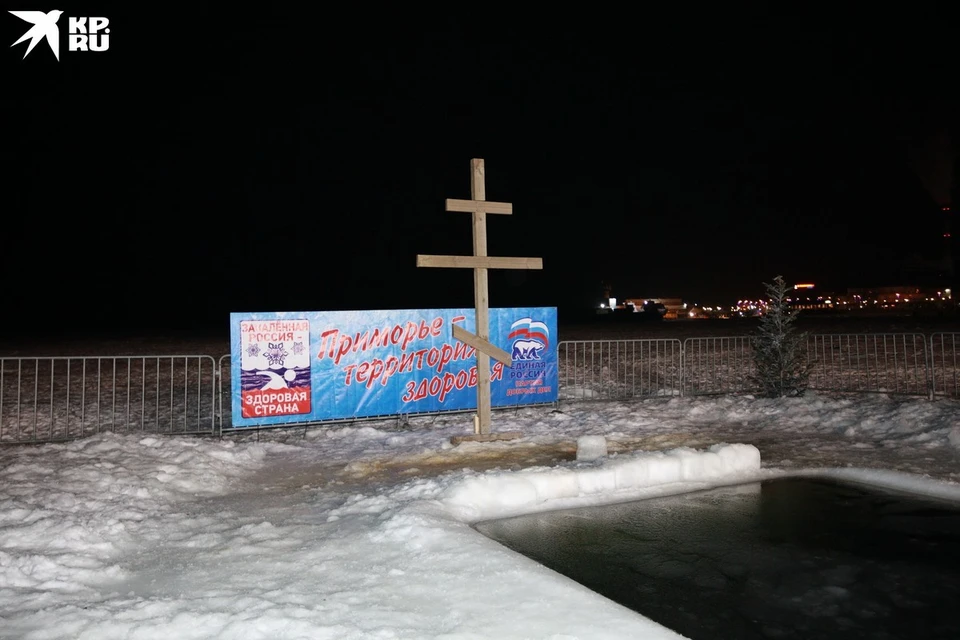 Окунаются в проруби на Крещение в ночь с 18 на 19 января.