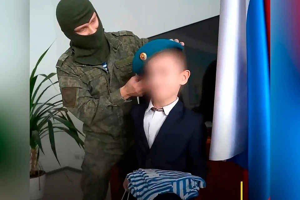 Восьмилетний Гоша из Самары подарил свои сбережения ульяновским десантникам. Фото: скрин видео