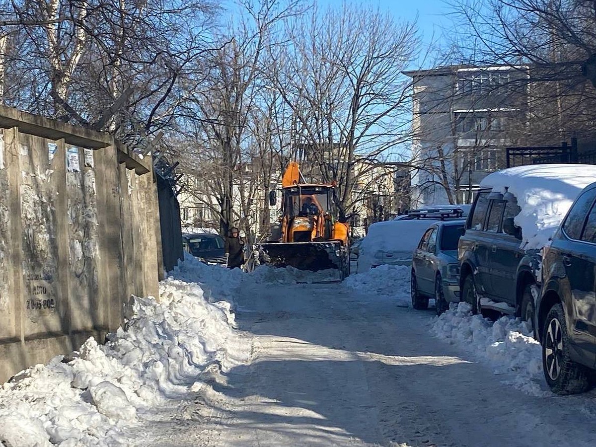 Мэрия Владивостока просит жителей убрать автомобили с обочин, чтобы  расчистить дороги от снега - KP.RU