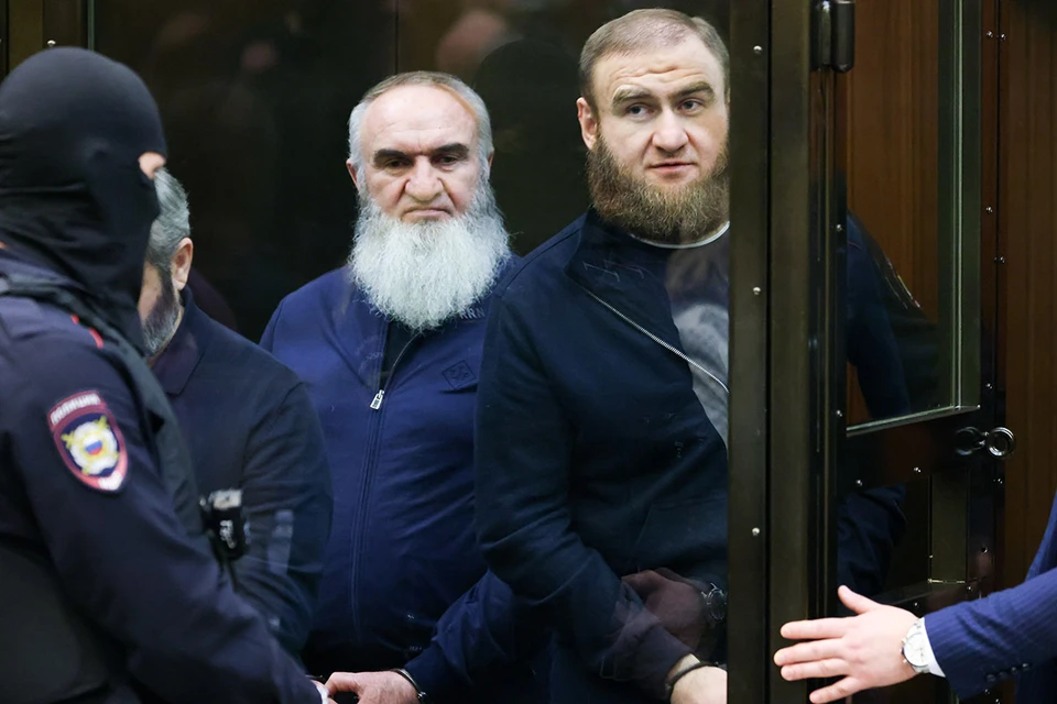 Отца и сына признали виновными в создании преступного сообщества, убийствах и хищениях. Фото: Антон Новодережкин/ТАСС