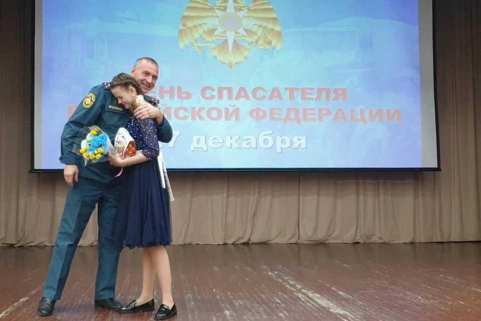 Алина поднялась на сцену, чтобы поздравить личный состав пожарного гарнизона Иркутска, но девочку ждал сюрприз.