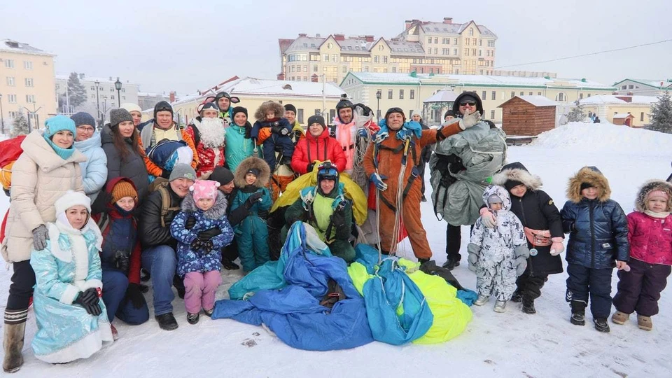 Новый горожанин. Дед Мороз на Омской крепости. Новогодний корпоратив Омск. Северный полюс дед Мороз. Дед Мороз Омск на парашюте.