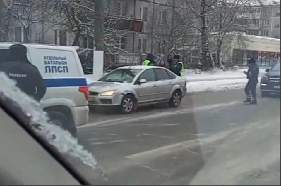 Инспекторы задержали автоугонщика на Волоколамском проспекте в Твери Фото: vk.com/podslyshano_y_voditelei69/Виталий Михайлов