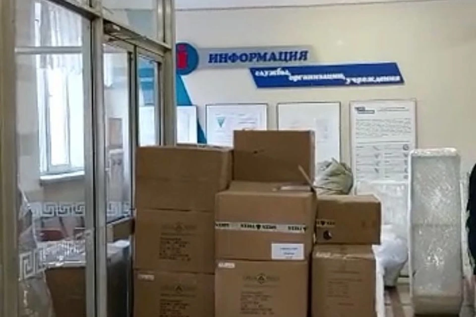 Несколько украшений предназначены для городской елки в Кировске