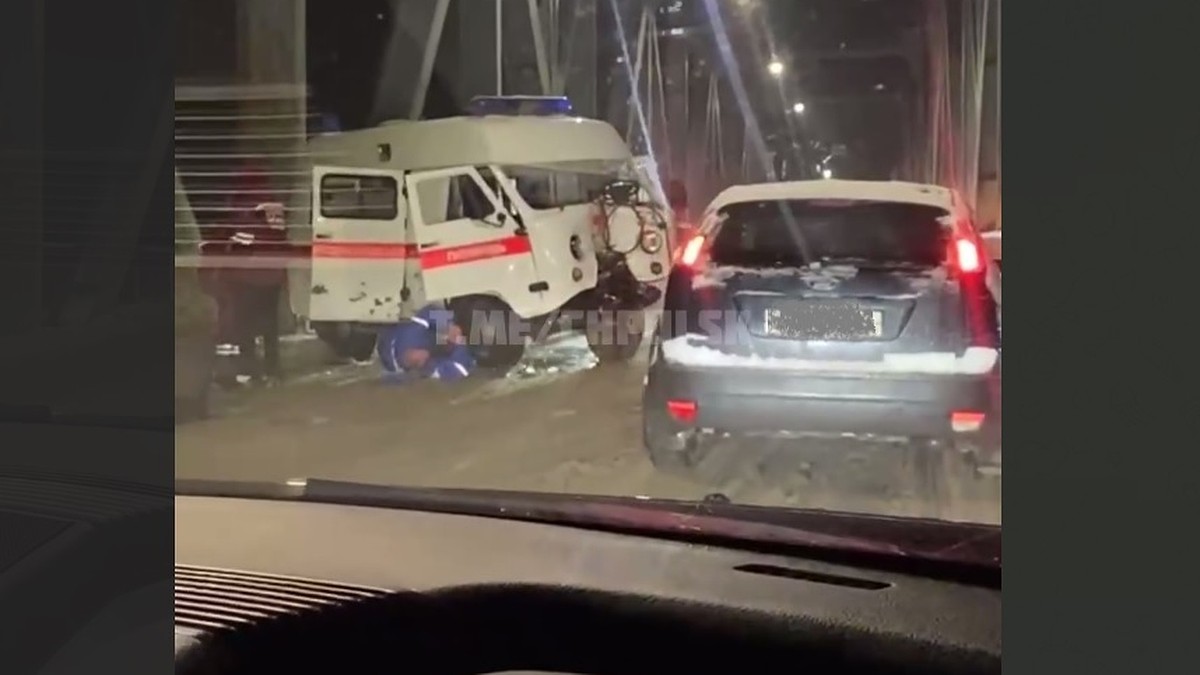 В новогоднюю ночь на Императорском мосту произошло жёсткое ДТП с участием  «скорой» – видео - KP.RU