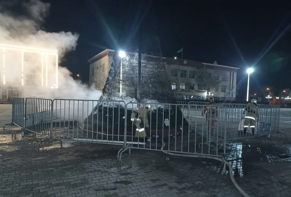 По предварительным причинам пожар начался из-за неисправной электрики.