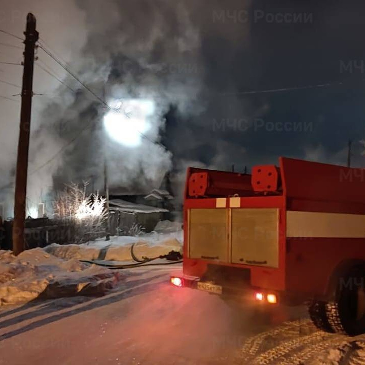 Два человека погибли при пожаре деревянного дома в поселке Мегет - KP.RU