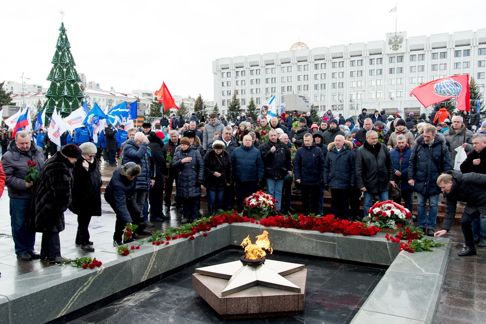 Участники траурного митинга на площади Славы в память о погибших в спецоперации. Фото: Альберт Дзень/ТАСС