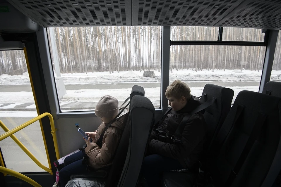 В Новосибирске со школьников требуют оплату в автобусах, несмотря на постановление о бесплатном проезде.