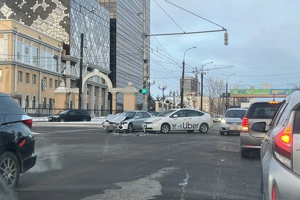 В Хабаровске на Энергомаше столкнулись два автомобиля