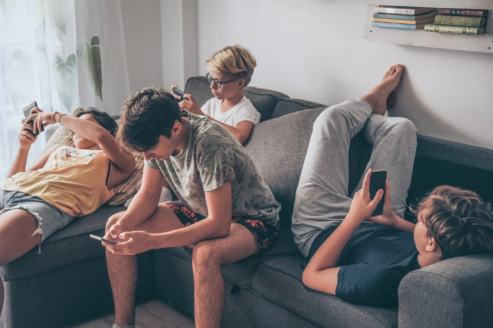 Ученые отмечают, что подростки, вечно проверяющие свои социальные сети, становятся гиперчувствительными к обратной связи со сверстниками.