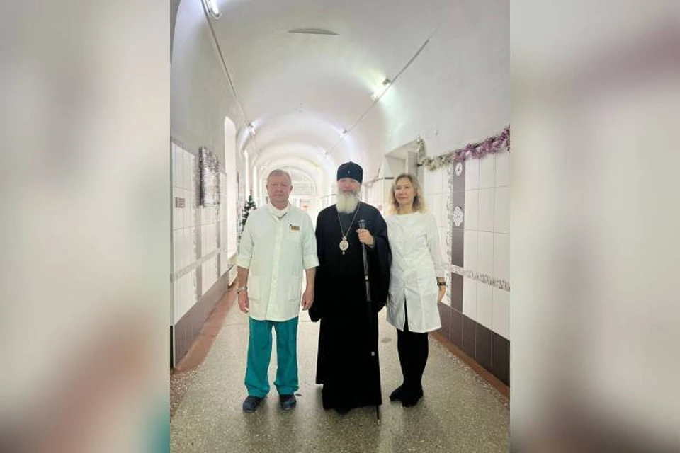 Священнослужитель передал бойцам сладкие рождественские угощения, а также каждому из них вручил памятный праздничный сувенир. Фото: из Telegram-канала губернатора Иркутской области Игоря Кобзева