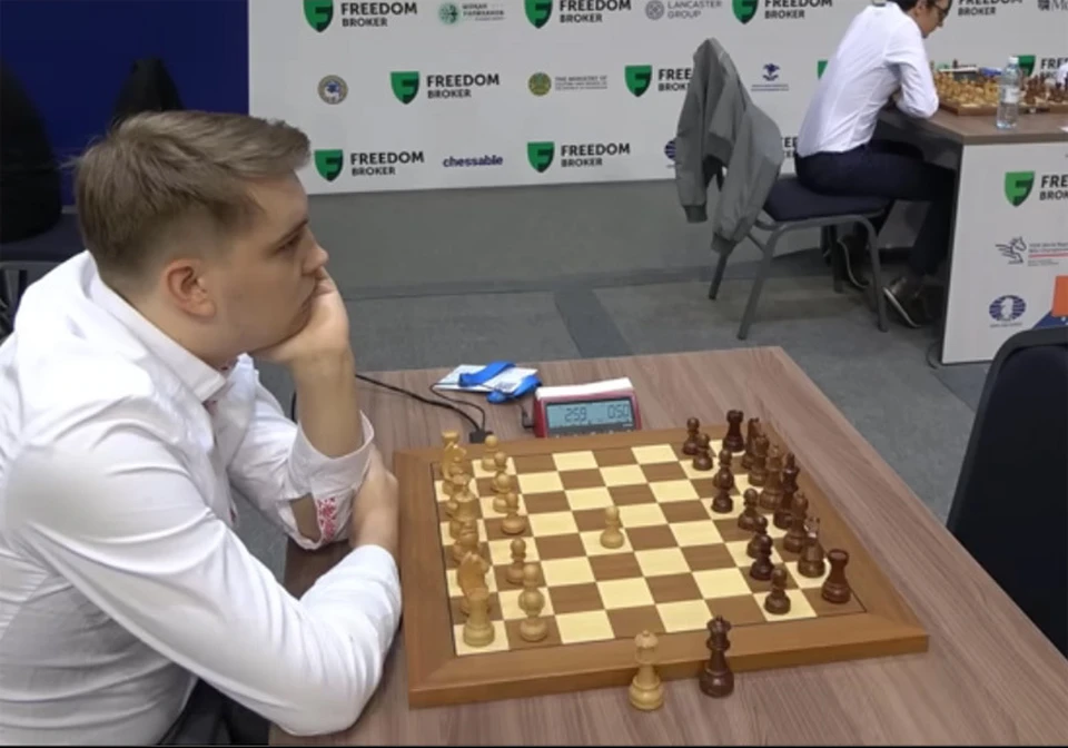 Ковалев ждет соперника. Фото: кадр видео ChessBase India