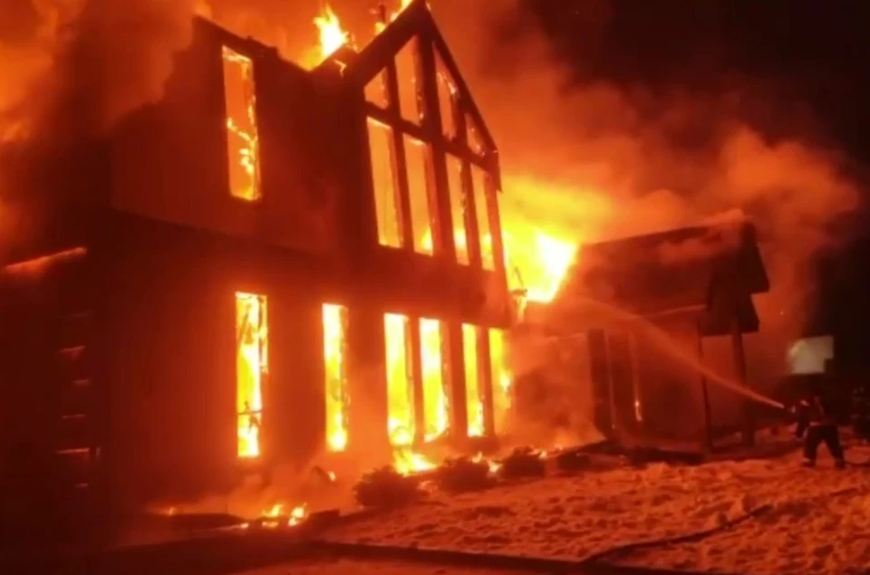 В результате пожар уничтожил дом полностью.