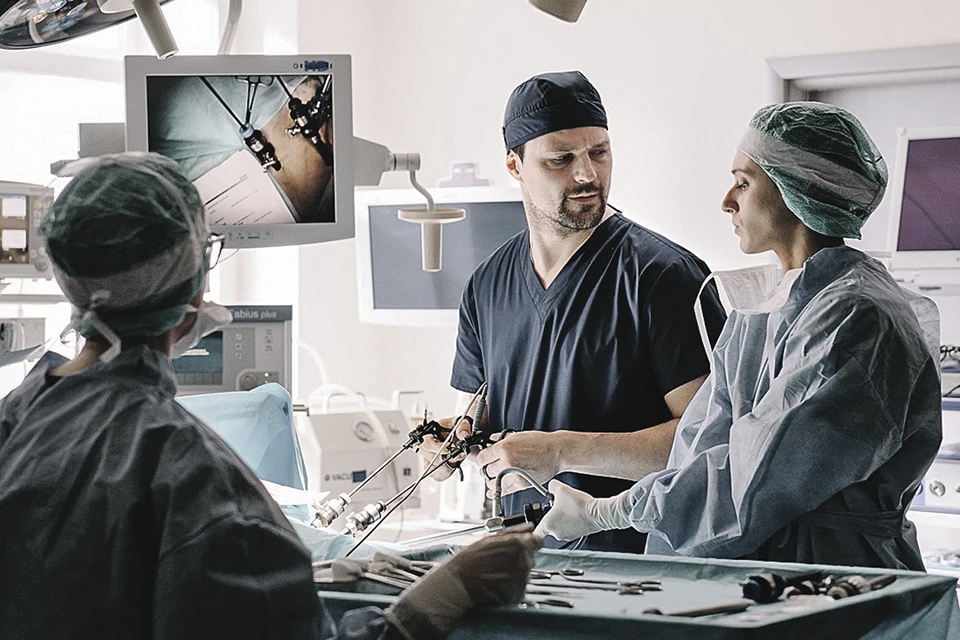 В этой операционной хирургу (Данила Козловский) без заговоров и оберегов не обойтись. Фото: Кадр из фильма