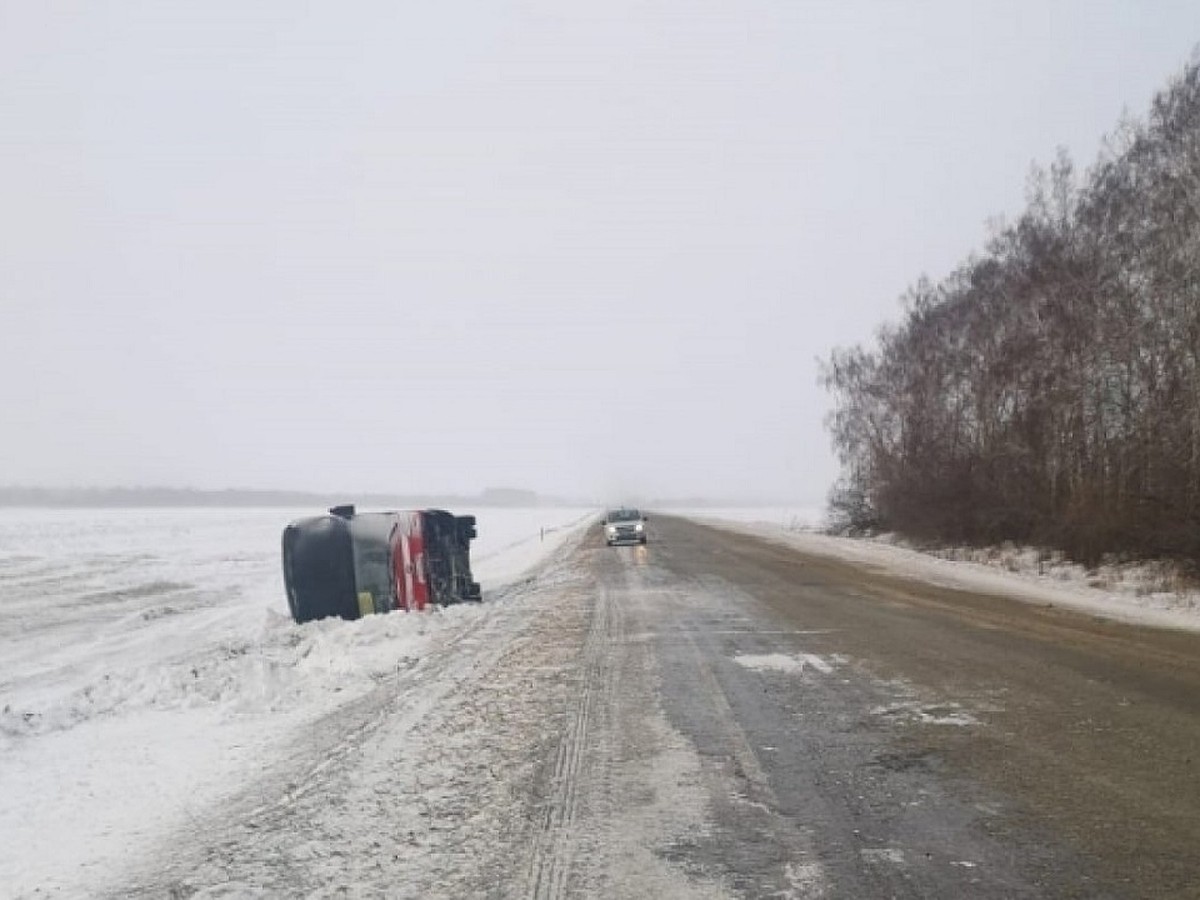 Автобус с 54 пассажирами, ехавший из Казахстана в Новосибирск, перевернулся  на трассе в Алтайском крае - KP.RU