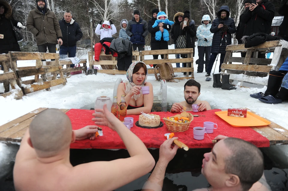 В Крещение на реках и озерах России своя атмосфера