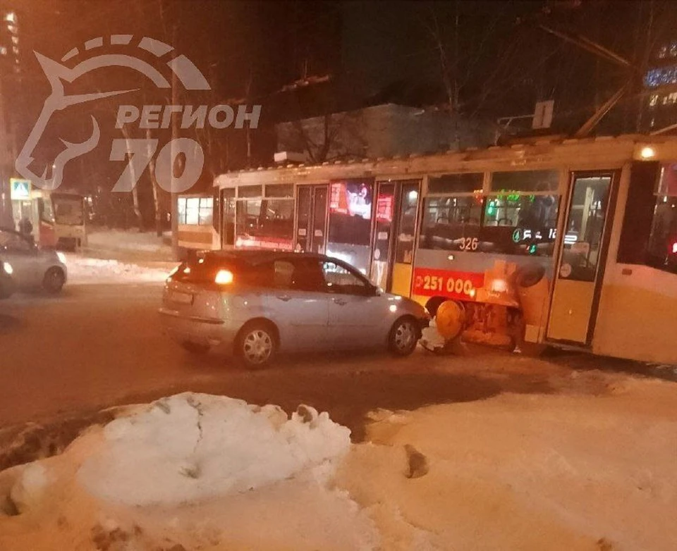 Фотографии с места происшествия предоставили очевидцы. Фото: Telegram-канале «Регион-70»