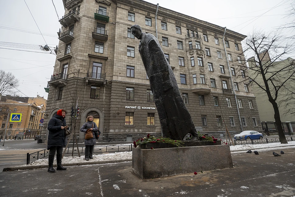 Петербуржцы раскритиковали новый памятник Александру Блоку на улице Декабристов.