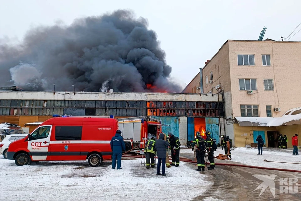 Площадь пожара выросла до 2000 кв. м.
