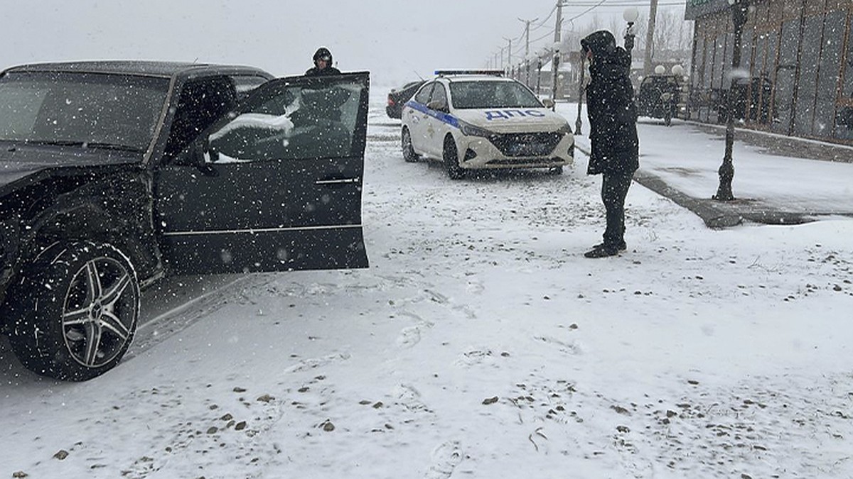 Замерзал в снегопад на трассе: маленького мальчика нашли на дороге в  Дагестане - KP.RU