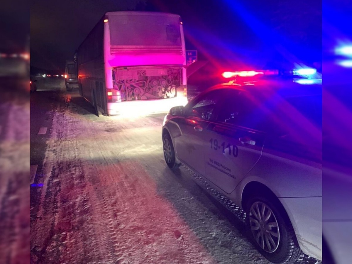 Под Екатеринбургом автоинспекторы спасли пассажиров автобуса, сломавшегося  на морозе - KP.RU