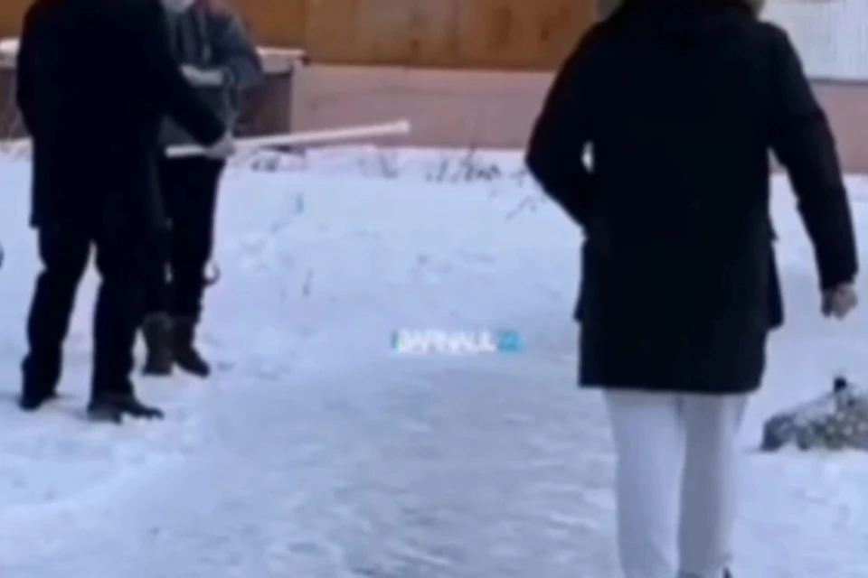 В Барнауле подрались водитель легковушки и пассажир грузовика, не поделившие дорогу. Фото: Barnaul 22