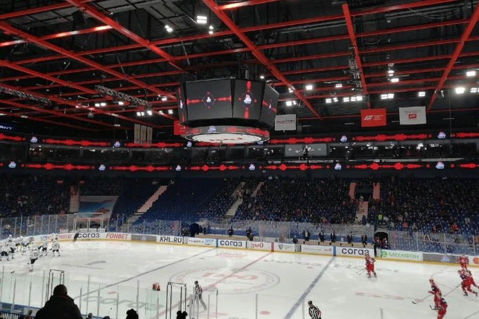 На хоккейном матче в Ярославле шайба отлетела в лицо болельщицы.