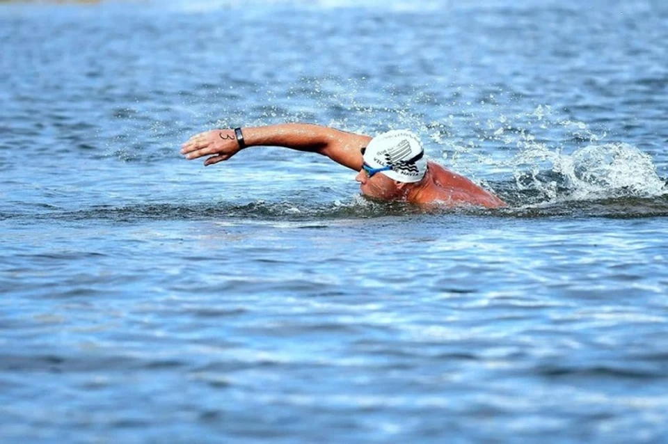 Паралимпиец из Комсомольска совершил патриотический заплыв в Тихом океане Фото: Виталий Кочнев