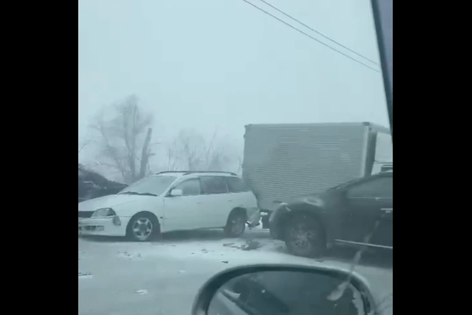 ДТП за старым мостом в Барнауле. Скриншот видео со страницы "Инцидент Барнаул"