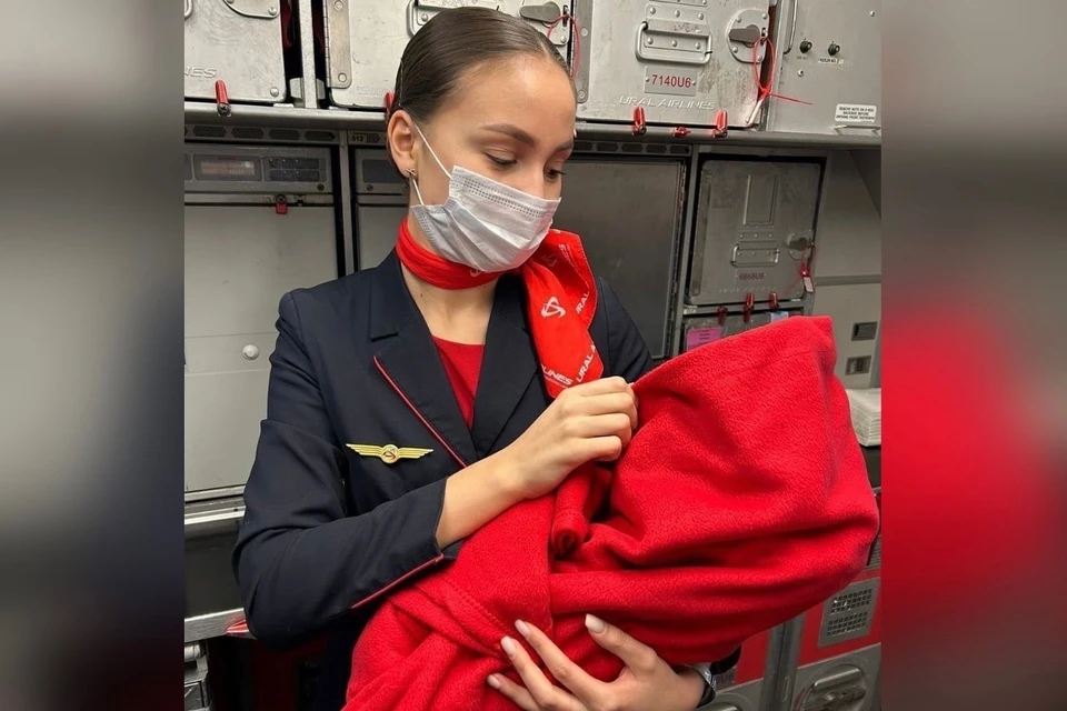Медики приняли роды у женщины прямо на борту самолета. Фото: Уральские авиалинии