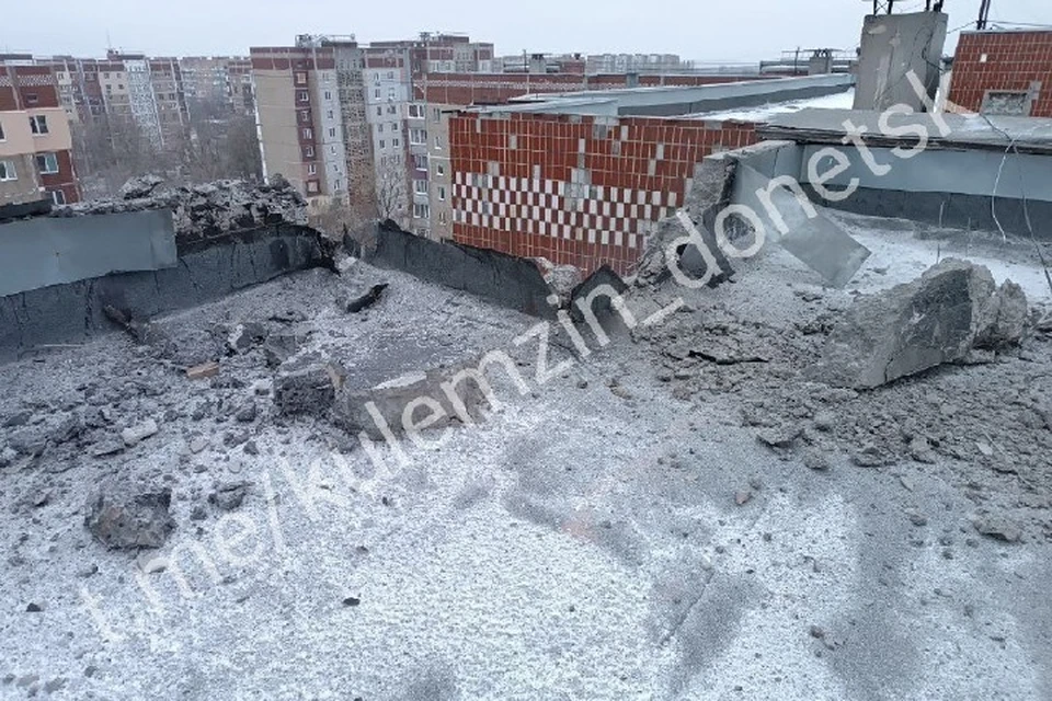 Под ударом украинских боевиков вновь оказались жилые дома и гражданская инфраструктура. Фото: Кулемзин/ТГ