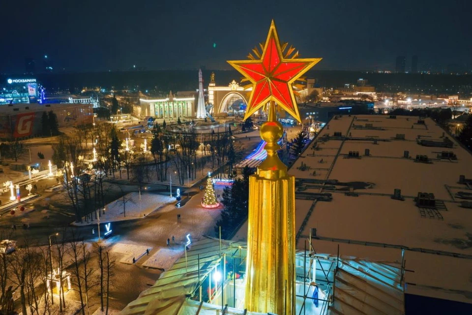 В Москве после реставрации вернули звезду на шпиль павильона №59 «Зерно». Фото: телеграм-канал Сергея Собянина