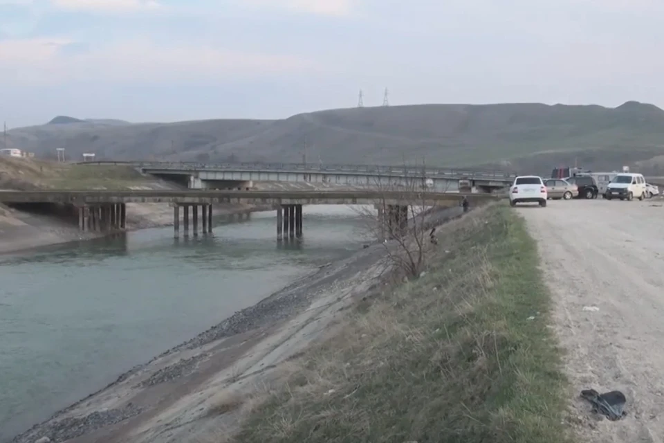 Тело малыша нашли весной 2017 года на левом берегу поймы Большого Ставропольского канала Фото: кадр из видео