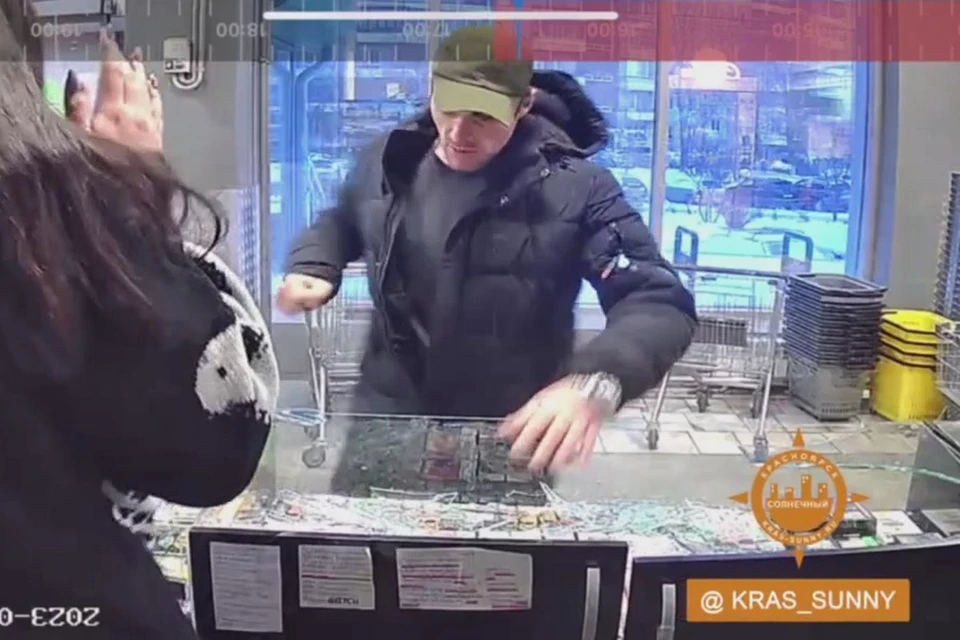 В Красноярске покупатели подрались между собой в магазине. Стоп-кадр видео