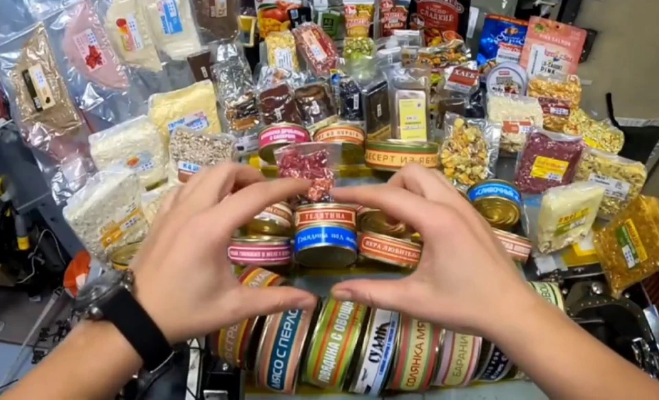 В рационе космонавтов много сублимированных и консервированных продуктов. Фото: скриншот с видео Центра подготовки космонавтов имени Гагарина