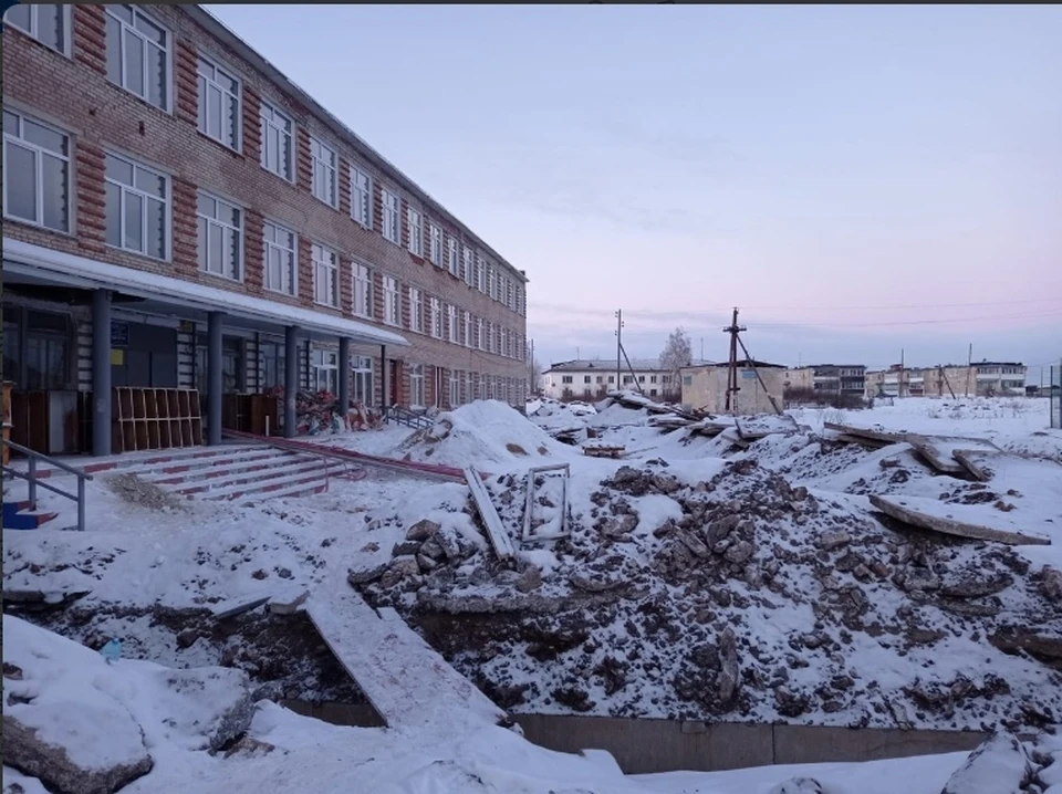 Окопы перед крыльцом школы и коридор из фильма ужасов. Фото: Соцсети