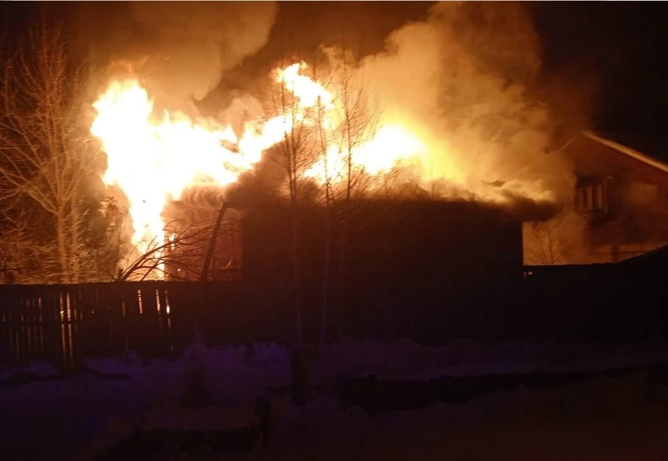 В поселке Андреевский Тюменского района ночью горели дом, гараж и автомобиль