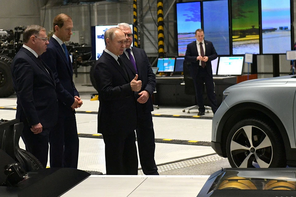 Президенту Путину показали очередное творение российского автопрома.