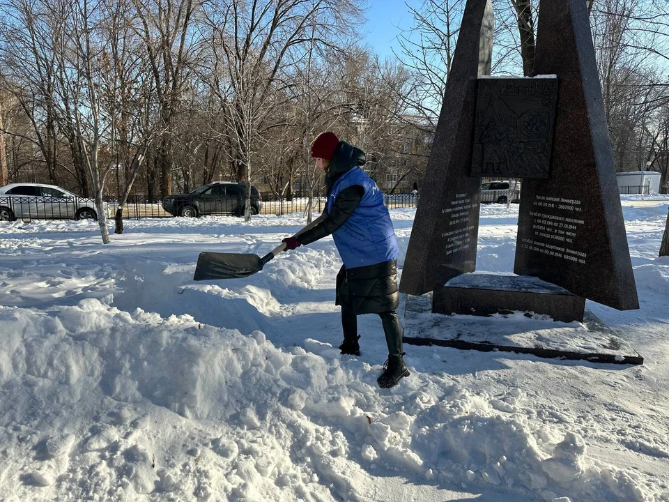 Территорию памятника привели в порядок волонтеры "Молодой гвардии" / Фото: "Единая Россия"
